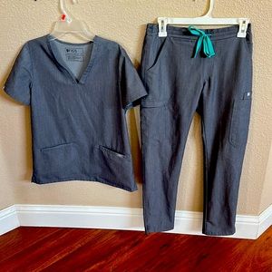 FIGS scrub top XS Scrub  bottoms XXSP like new.